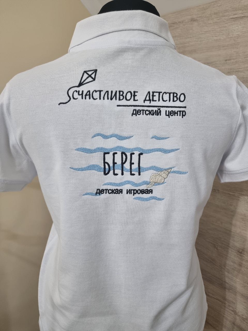 Вышивка логотипа на футболке